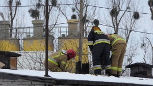 Malbork. Pożar stropodachu na Dalekiej. Strażacy przypominają o obowiązkowym przeglądzie przewodów kominowych.