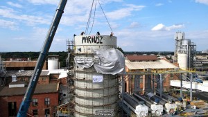 Malbork. Napis Mariusz nad cukrownią - pracownicy uczcili wielomilionową modernizację w cukrowni imieniem dyrektora?