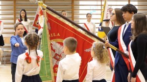 Malbork. Uroczystość nadania sztandaru Szkole Podstawowej nr 1.