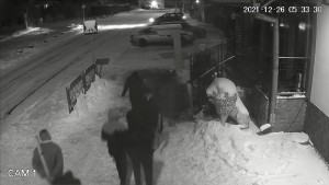 Stary Dzierzgoń. Wandale wybili szyby w lokalu i zniszczyli samochód. Jedna osoba już w areszcie. 