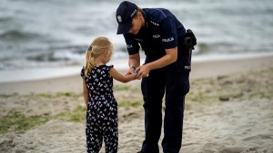 Nowy Dwór Gdański. Nie pozwól mi się zgubić ? jak nie dopuścić do zaginięcia dziecka na plaży.  Zobacz film wideo.