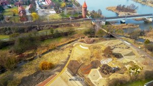 Centralny Plac Zabaw w Malborku za 7500000 zł. Zobacz postęp prac z drona - marzec 2023