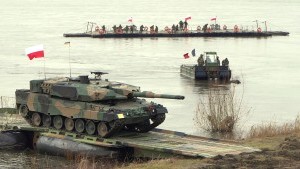 Ćwiczenia Dragon 24 - Żołnierze przeprawiają się przez Wisłę. NATO ćwiczy scenariusze na wypadek wojny. Zobacz wideo i zdjęcia