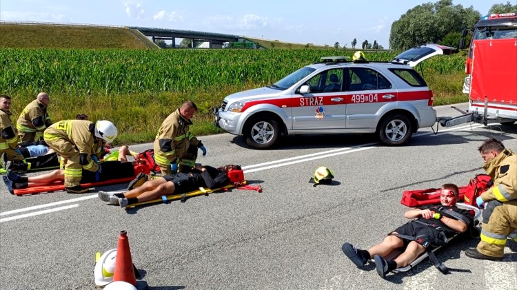 Powiat nowodworski. Wypadek masowy z udziałem autobusu i pojazdu dostawczego…