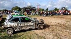 Tłumy na wyścigach wraków – za nami WRAK RACE w gminie Miłoradz. Zdjęcia