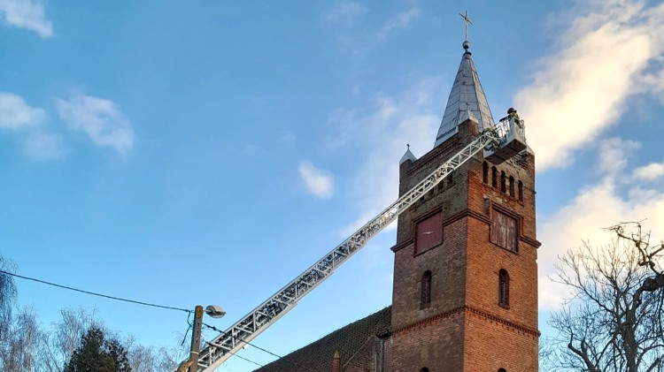 Luźne cegłówki na wieży kościelnej, pożar domku letniskowego i kontenerów…