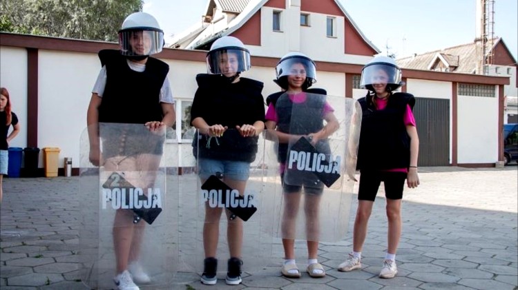 Powiat sztumski. Bezpieczne wakacje – spotkanie policjanta z dziećmi.…