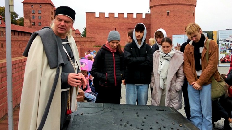 Malbork. Uczniowie Technikum nr 3 na lekcji historii w Muzeum Zamkowym.
