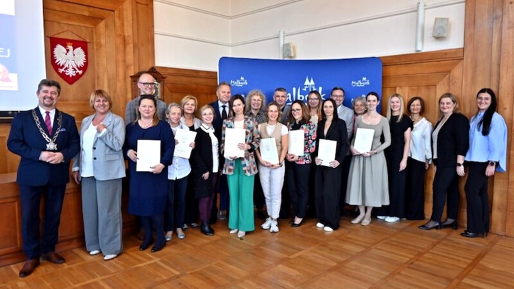 Malbork. Nagrody dla nauczycieli i dyrektorów z okazji Dnia Edukacji…