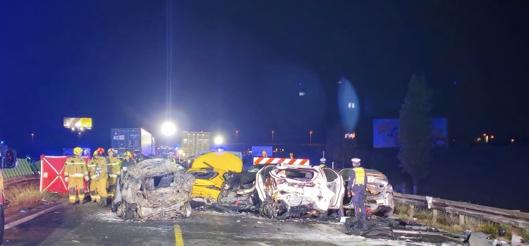 Karambol na S7. 4 osoby zginęły. Zderzyło się około 20 pojazdów.