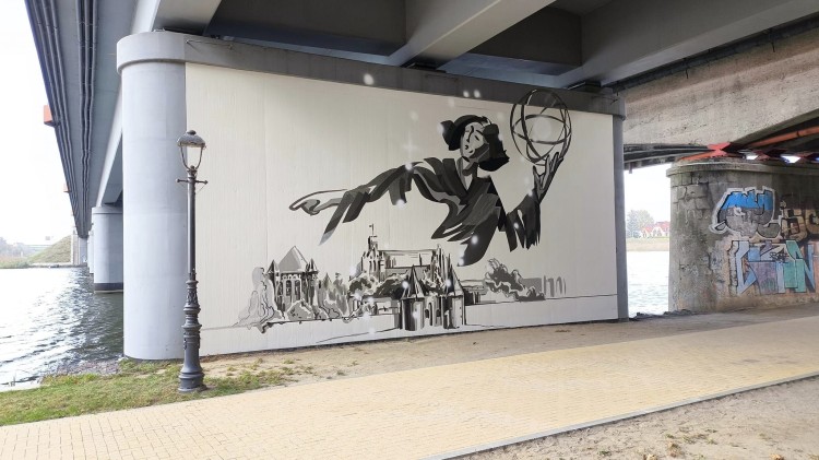 Mural z Mikołajem Kopernikiem w Malborku już gotowy.