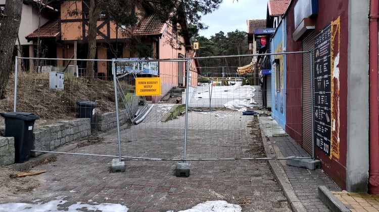 Stegna. Trwa przebudowa zejść na plażę wraz z budową promenady, elementów…