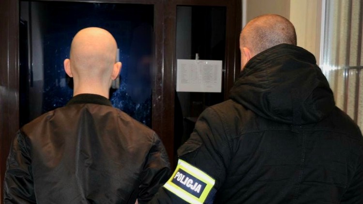 Nowy Dwór Gdański. 15-latek w rękach policji – na elewacji budynku…