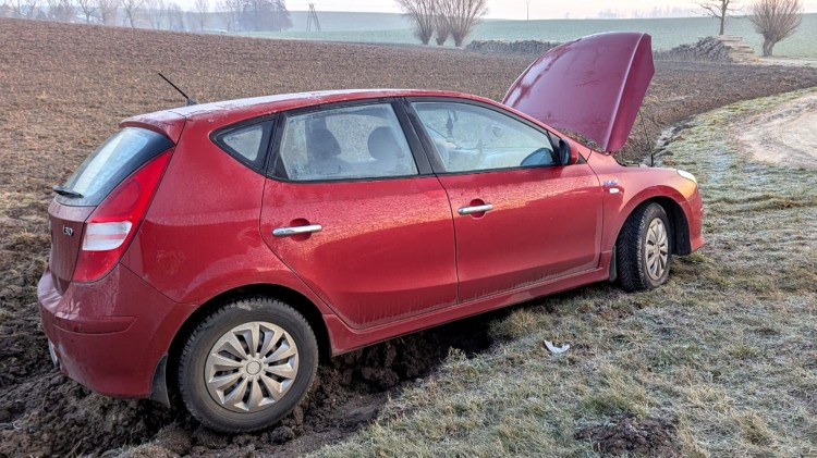 DW515. Samochód w rowie – policjanci pomogli kierującej wymienić…