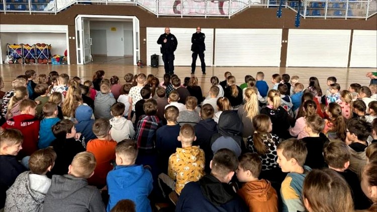 Jak bezpiecznie spędzić ferie zimowe? - policjanci rozmawiali o tym…