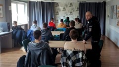 Funkcjonariusze zachęcają maturzystów do wstąpienia w szeregi policji.…
