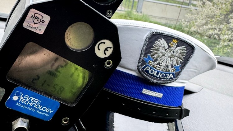 Szybka jazda w Cisach zakończona mandatem i utratą prawa jazdy. 