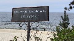 Stegna. Trwa przebudowa zejść na plażę wraz z budową promenady, elementów małej infrastruktury i oświetlenia. Wideo i zdjęcia - zobacz postęp prac maj 2025