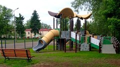 Nowy plac zabaw w Starym Polu – dostępny i przyjazny dla wszystkich dzieci.