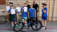 Egzamin na kartę rowerową w Zespole Szkół w Czerninie – policjanci sprawdzali umiejętności uczniów. 