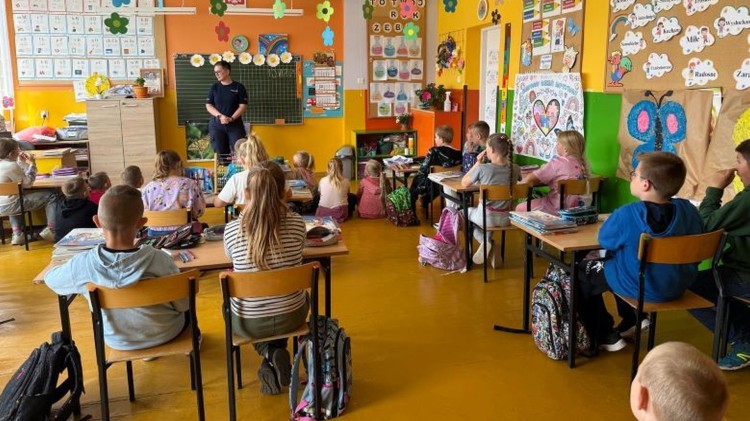Policjanci uczą dzieci, jak bezpiecznie spędzić wakacje.