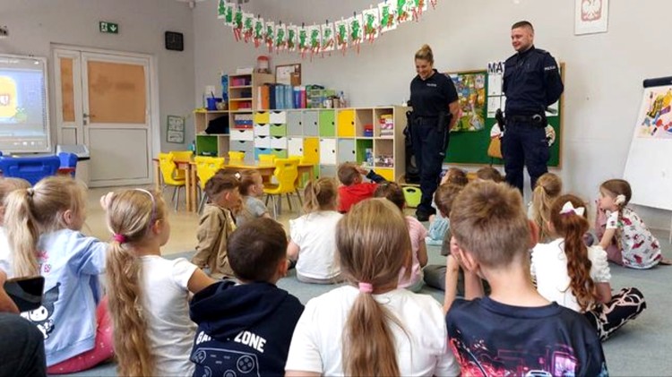 Bezpieczne wakacje z policjantami z Nowego Stawu.