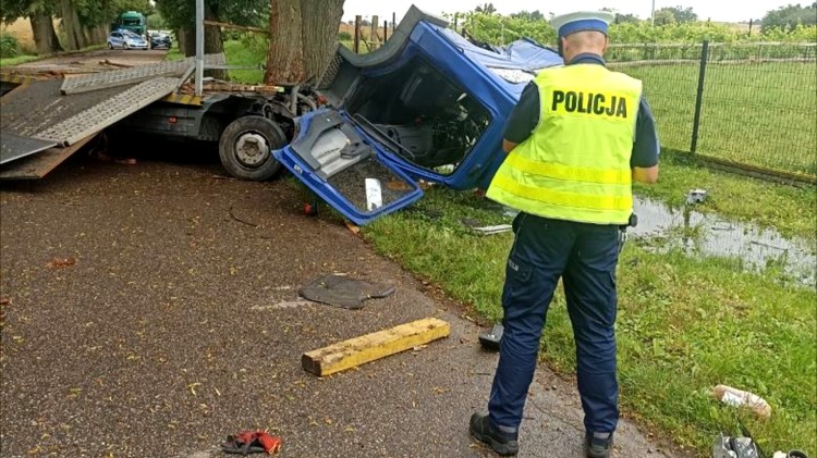 Minięta. Ciężarówka uderzyła w drzewo - kierowca trafił do szpitala.