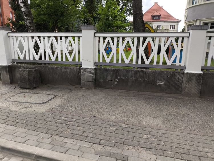 Policja szuka świadków kolizji w Malborku - kierująca porzuciła auto…