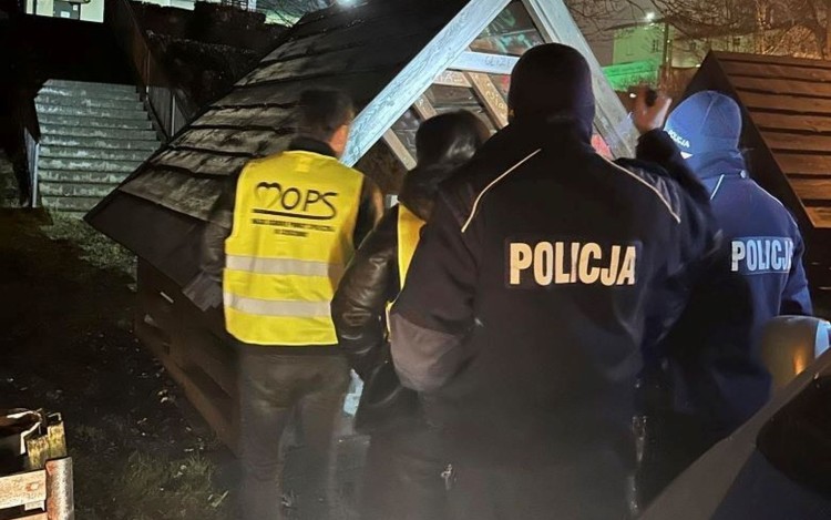 Sztumscy policjanci pomagają osobom w kryzysie bezdomności.