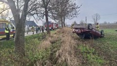 Dachowanie samochodu w Laskach – jedna osoba poszkodowana.