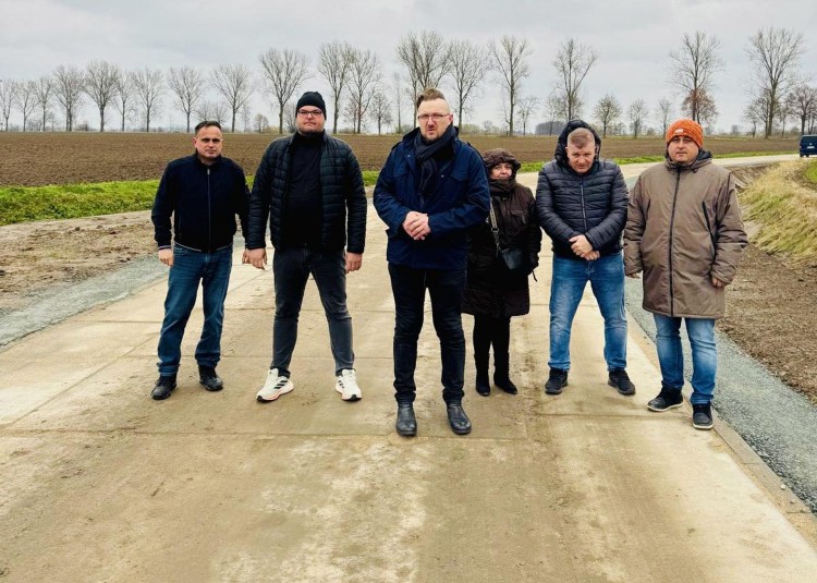 Nowa droga w Grochowie Pierwszym poprawi komfort i bezpieczeństwo mieszkańców.