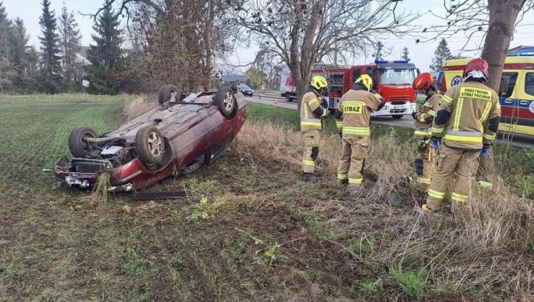 Policja wyjaśnia okoliczności dachowania w Laskach.