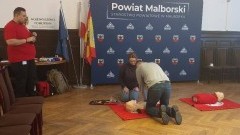 Wspólna nauka ratowania życia. Szkolenie z pierwszej pomocy w Starostwie Powiatowym w Malborku.