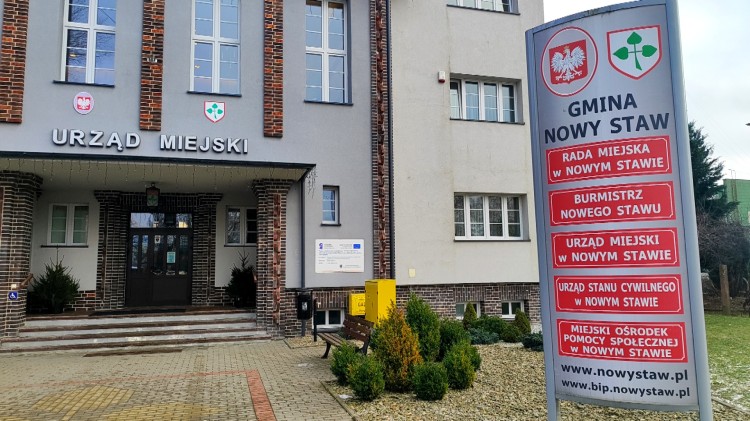 Nadzwyczajna sesja Rady Miejskiej Nowego Stawu - oglądaj na żywo.