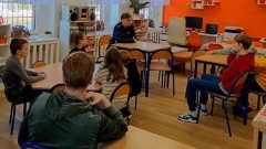 Policjanci przypominają dzieciom o bezpieczeństwie podczas ferii.