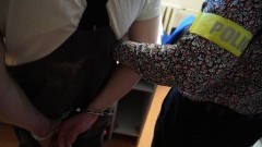 Nerwowe zachowanie pasażera zwróciło uwagę policjantów. Znaleziono foliowy woreczek z białym proszkiem