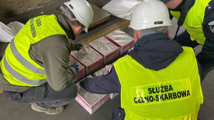 KAS i CBŚP zatrzymały przemyt 1030 kg heroiny ze Zjednoczonych Emiratów…