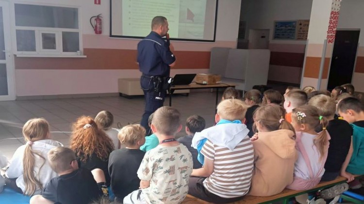 Kręci mnie bezpieczeństwo nad wodą - przedwakacyjne spotkania policjantów…