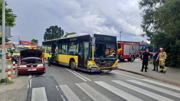 Kolizja samochodu osobowego z autobusem na DK55 w Malborku