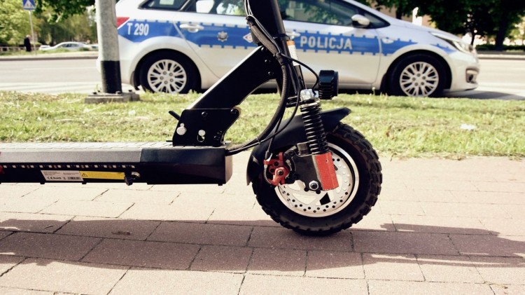 Groźny wypadek w Elblągu. 15-latek na hulajnodze elektrycznej zderzył…