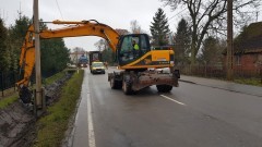 GDDKiA czyści i naprawia rowy przydrożne na drodze krajowej nr 55. Mieszkańcy…