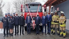 Druhowie z OSP Miłoradz uroczyście odebrali nowy samochód ratowniczo – gaśniczy.