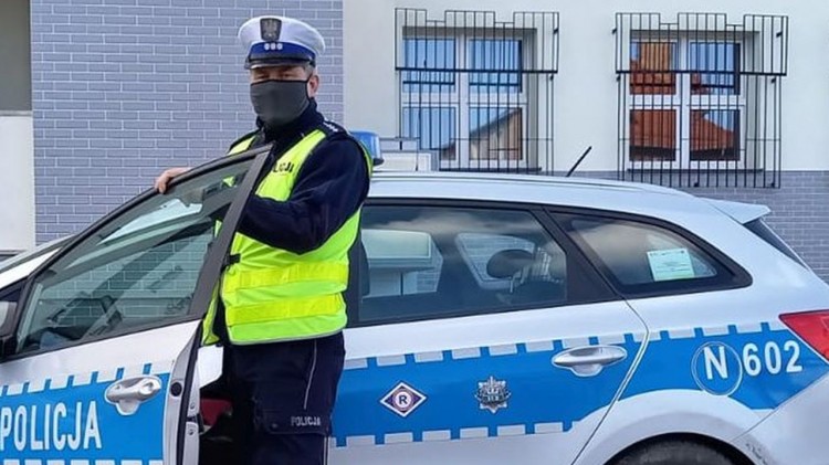 Malbork. O mały włos od tragedii – policjant uratował nieprzytomnego…