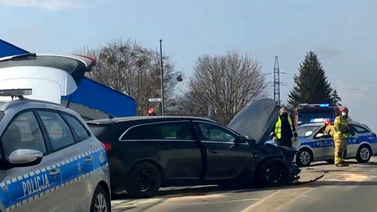 Pijany uderzył samochodem w barierki przed tunelem na de Gaulle’a –…