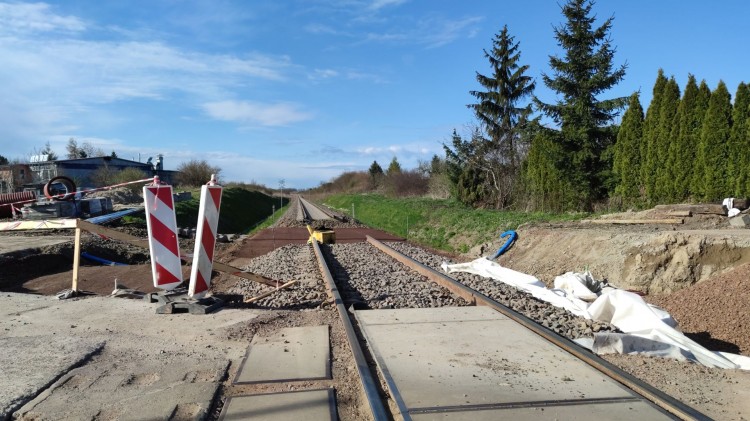 Koniec prac na przejeździe kolejowym w Nowej Wsi Malborskiej. Do położenia…