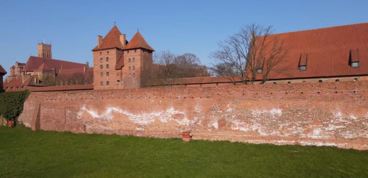 Malbork. Muzeum Zamkowe wyjaśnia skąd biały nalot na średniowiecznych…