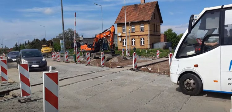 Utrudnienia w Nowej Wsi Malborskiej - do akcji wkroczyli drogowcy. Asfalt…