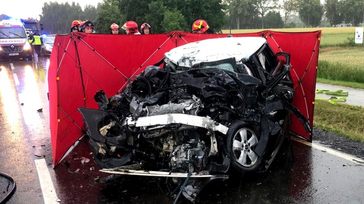 DK55. W czołowym zderzeniu z ciężarówką, kierowca osobówki poniósł…