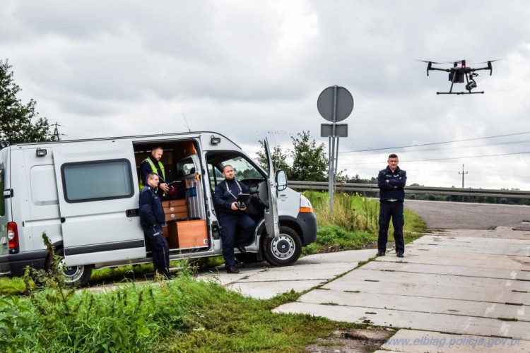 Elbląg: Policyjny dron i niebezpieczne wykroczenia drogowe. Zobacz wideo!…