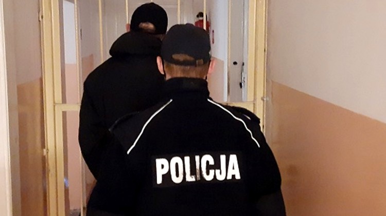 Kierowcy bez uprawnień i poszukiwani przez wymiar sprawiedliwości –…